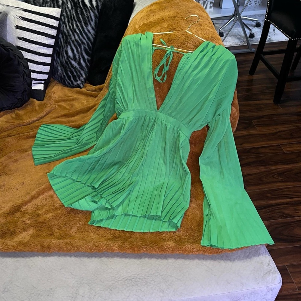 PrettyLittleThing Green Plunge Pleated Romper - Picture 6 of 13